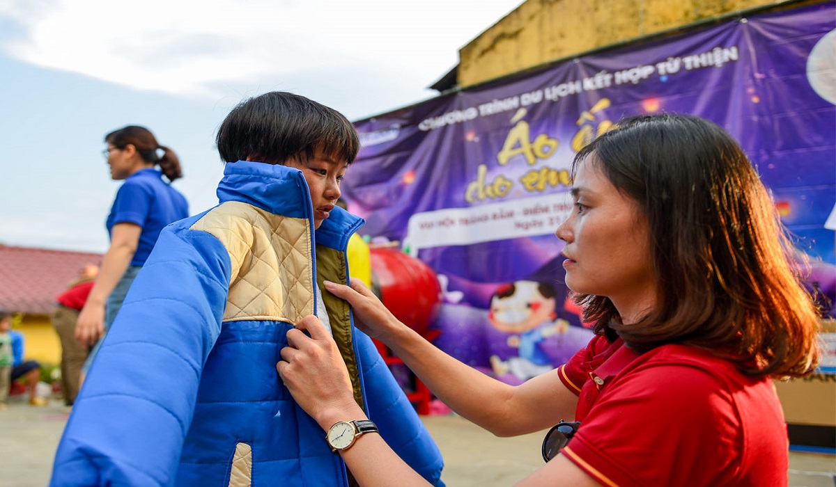 CasinoMCW trao tặng 100 chiếc áo ấm cho trẻ em vùng cao