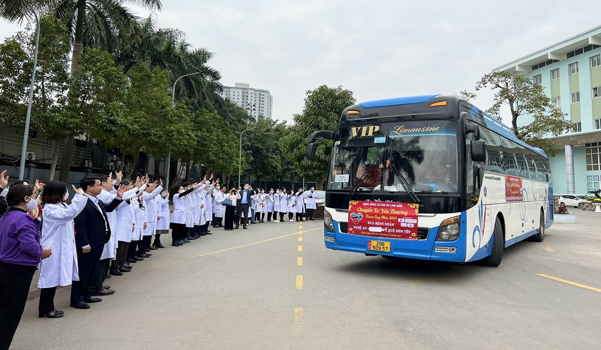 Những “Chuyến xe yêu thương” đưa hàng trăm bệnh nhân về quê đón tết